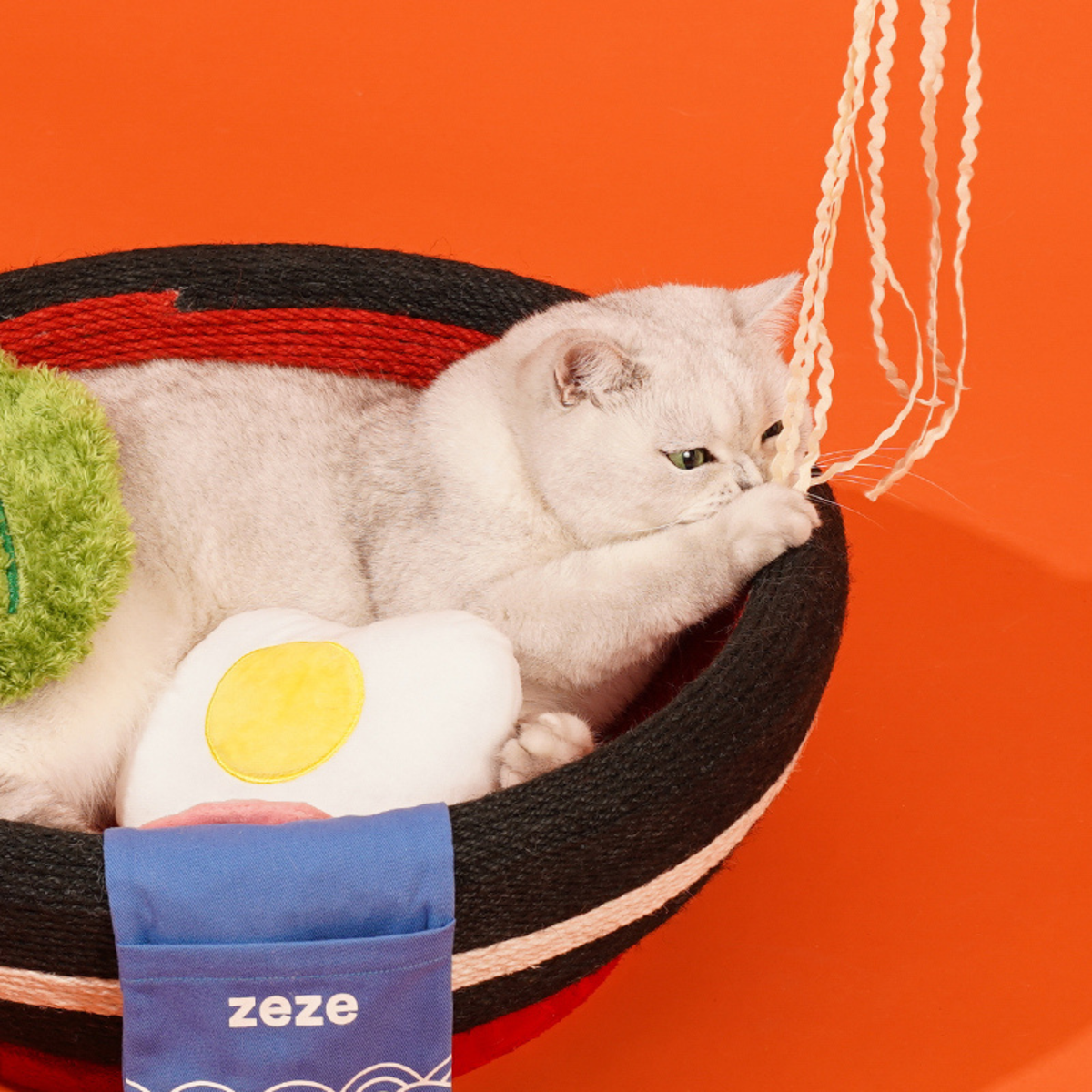 ZEZE Ramen Bowl Cat Scratcher & Bed – Rope Scratching Bowl with Plush Toys, 48cm